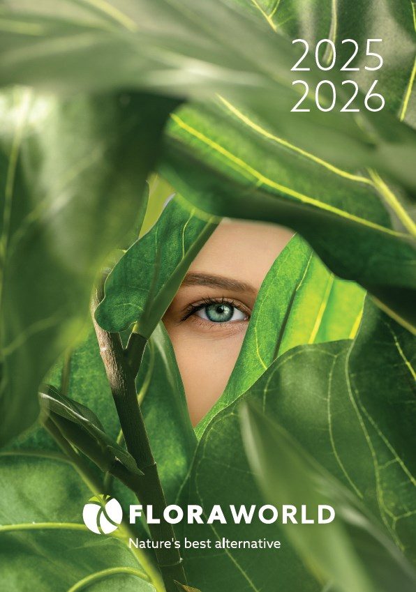 Ein Teil eines Gesichts blitzt zwischen grünen Blättern hervor. Floraworld-Logo.