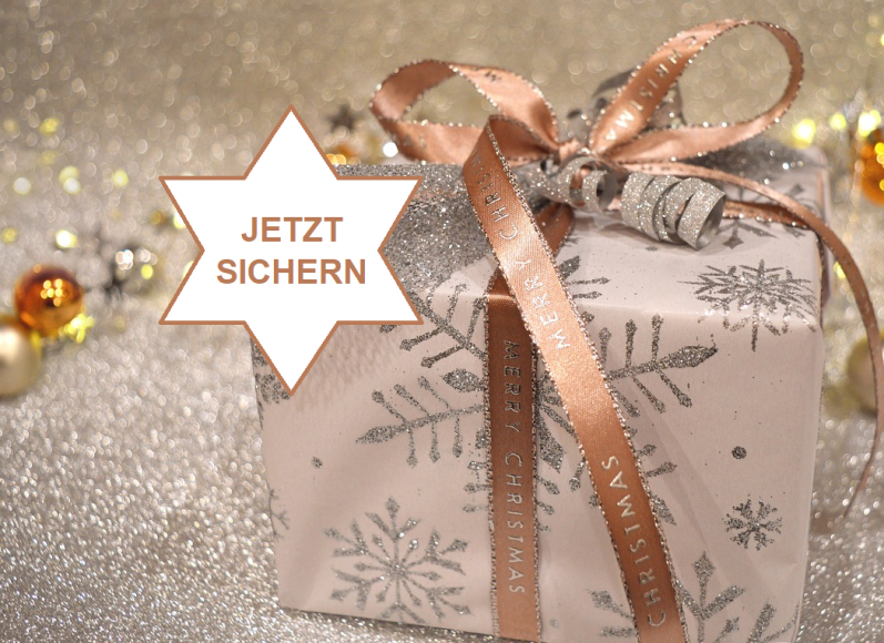 Geschenkverpackung mit Schleife, dekoriert mit Schneeflocken und festlicher Verzierung.