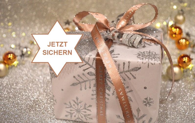 Geschenkverpackung mit Schleife, dekoriert mit Schneeflocken und festlicher Verzierung.