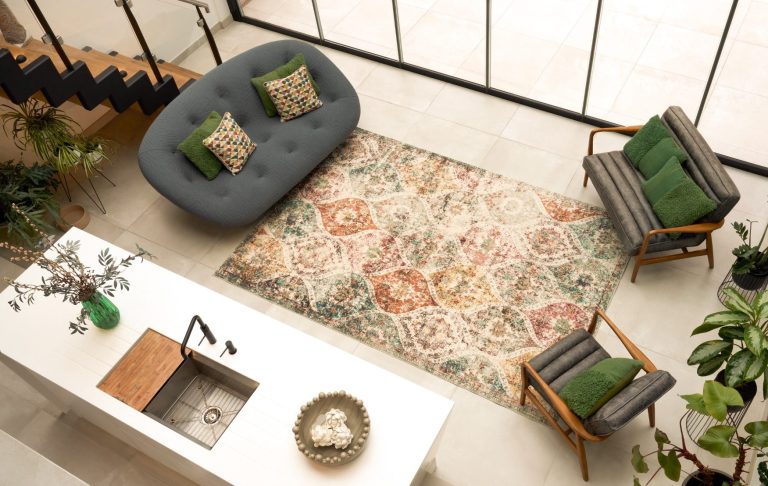 Bunter Teppich mit abstrakten Tiermotiven auf einem Holzboden in einem modernen Raum.