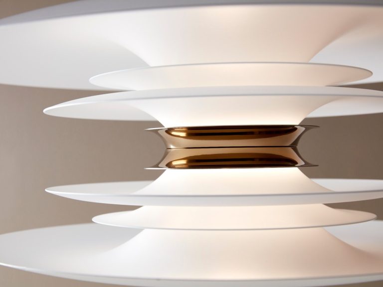 Moderne Leuchte mit mehreren weißen und goldenen Schichten.