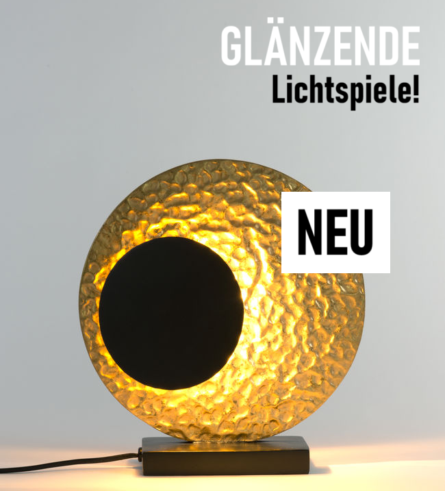Junge Frau sitzt auf einem Hocker und freut sich, mit Auszeichnung German Design Award Gold 2024.