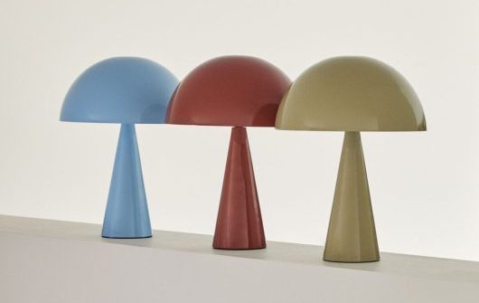 Drei stylische Tischlampen in Blau, Rot und Olivgrün mit konischen Füßen.
