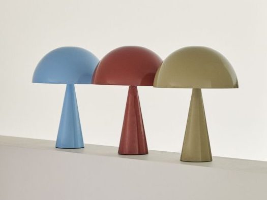 Drei stylische Tischlampen in Blau, Rot und Olivgrün mit konischen Füßen.