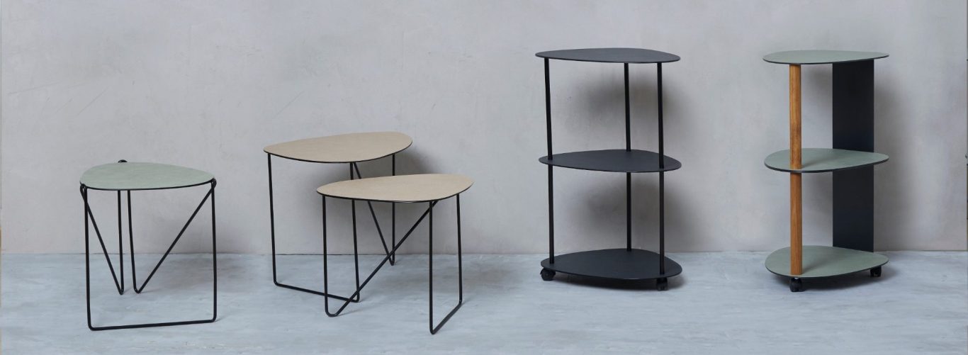 Vier moderne Tischdesigns: zwei Beistelltische und ein Regal.