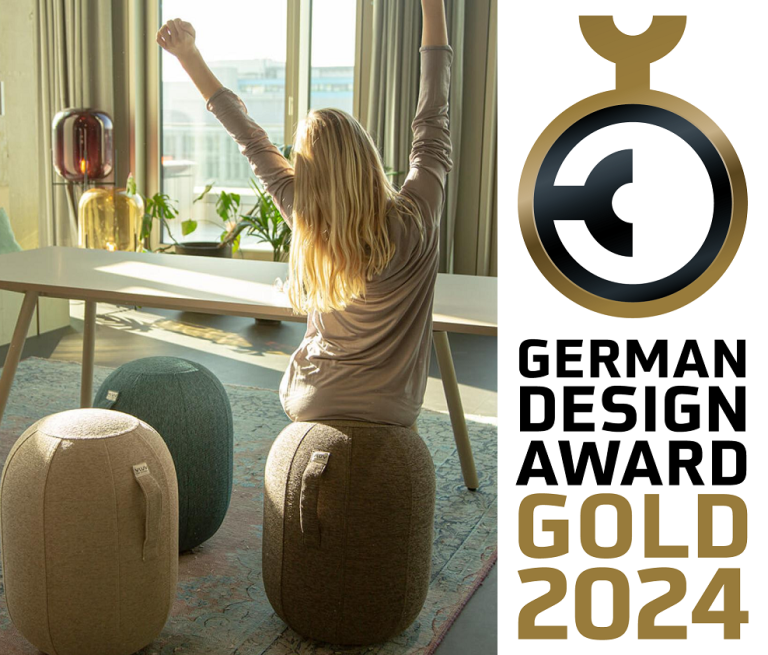 Junge Frau sitzt auf einem Hocker und freut sich, mit Auszeichnung German Design Award Gold 2024.