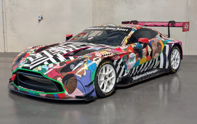 Bunt bemalter Rennwagen mit grafischen Mustern und auffälligem Design.