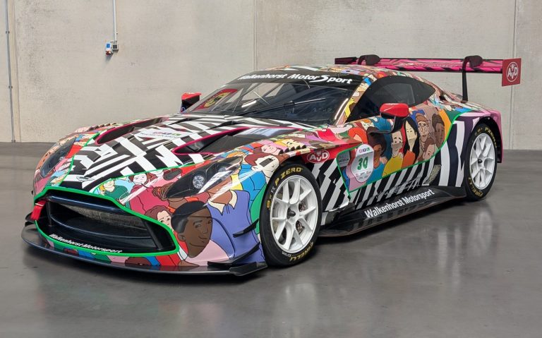 Bunt bemalter Rennwagen mit grafischen Mustern und auffälligem Design.